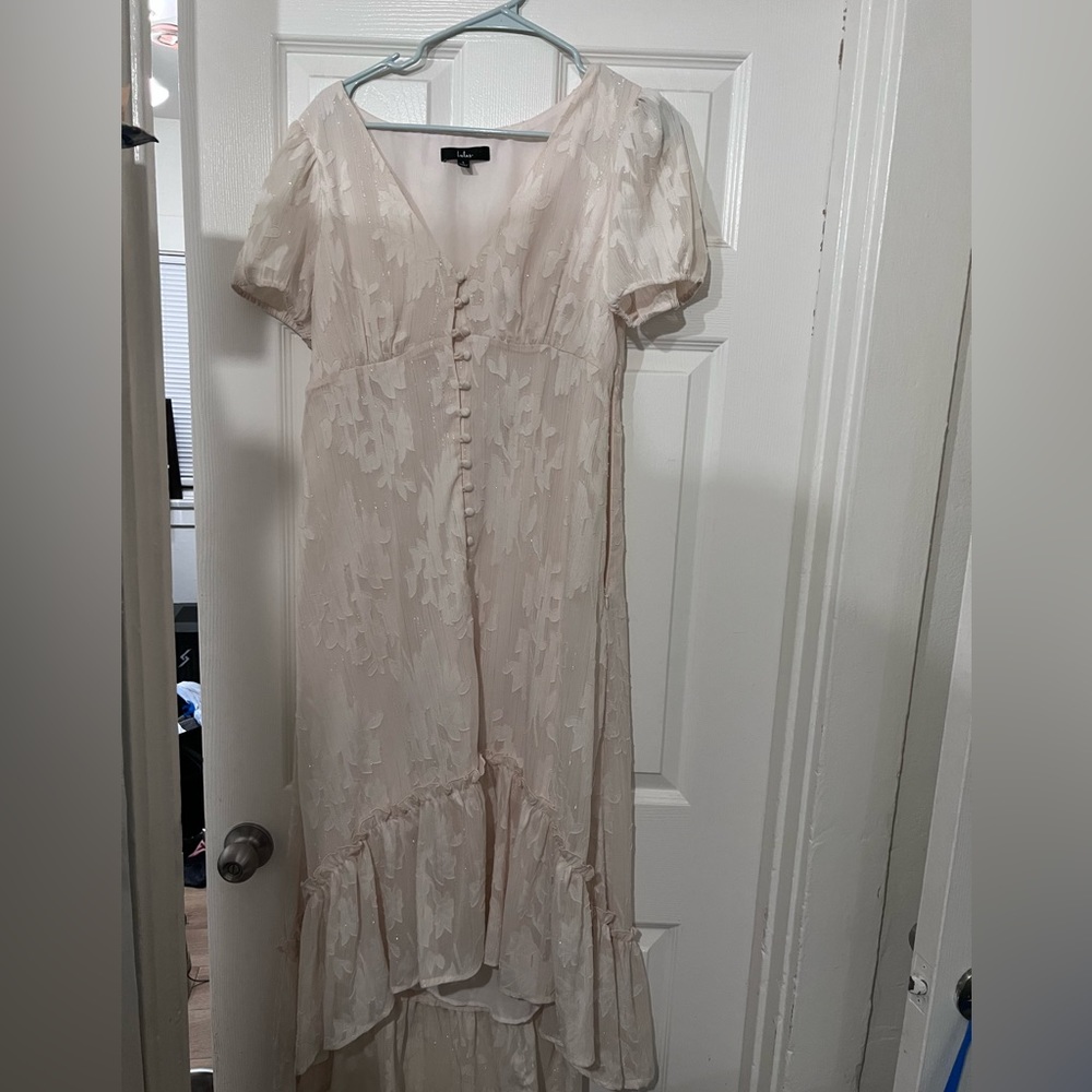Wore once for engagement shoot! Comfortable dress, not see through.